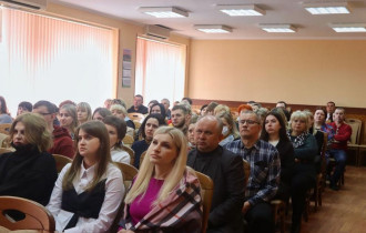 Фото: Работники ОАО «ГЗЛиН» смотрят прямой эфир послания Президента Беларуси к народу и парламенту.