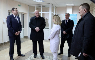 Фото: Тема недели: Развитие межрегиональных медцентров и белорусская вакцина - Лукашенко посетил больницу в Молодечно