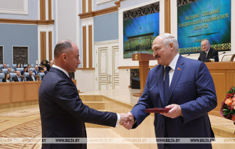 Фото: Лукашенко вручил госпремии, дипломы академиков и членов-корреспондентов ученым НАН