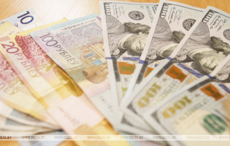 Фото: Доллар и евро на торгах 5 октября подешевели, российский рубль подорожал