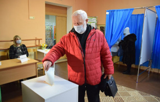 Фото: Досрочно проголосовал почётный гражданин Новобелицкого района Геннадий Говор