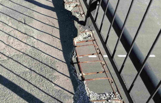 Фото: Дыры-ловушки и крошащиеся ступени: когда отремонтируют путепровод с улицы Кирова на улицу Фадеева