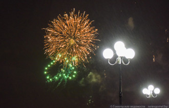 Фото: ФОТОФАКТ: Финальный аккорд юбилея. Фейерверк над Сожем в день 880-летия Гомеля
