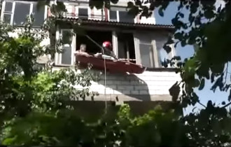 Фото: В Гомельском районе женщине стало плохо. Спасатели спускали её через балкон со второго этажа