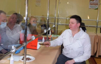 Фото: Трёхкратная чемпионка мира по армрестлингу Татьяна Калюк проголосовала в Советском районе