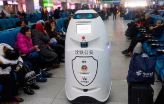 Фото: Роботы-полицейские начали патрулировать железнодорожные станции в Китае