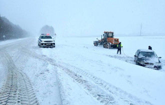 Фото: Cотрудники Госавтоинспекции помогли водителю выбраться из снежного кювета