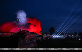 Фото: Лукашенко: Беларусь помнит всех героев и безвинных жертв войны