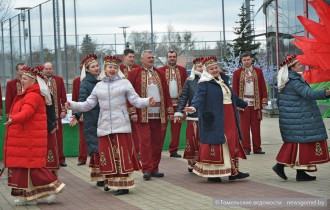 Фото: Голосуем на «Локомотиве»: песни от «Скарбонкi», сувениры и беспроигрышная лотерея