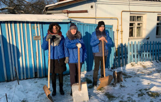 Фото: Волонтёры средней школы № 23 очистили придомовую территорию от снега ветеранам