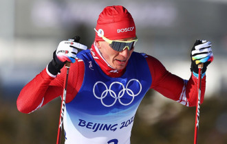 Фото: Александр Большунов выиграл скиатлон на Олимпийских играх в Пекине