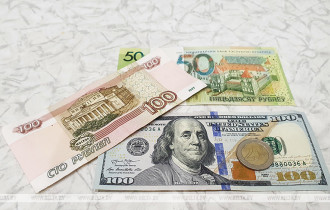Фото: На торгах 6 апреля доллар и российский рубль подорожали, евро и юань подешевели