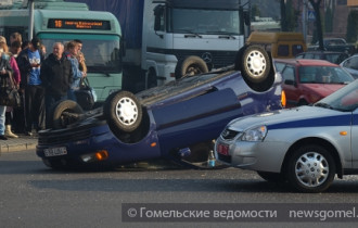 Фото: В Гомеле на проспекте Ленина перевернулся автомобиль