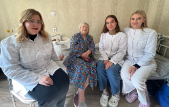 Фото: Студенты-медики пришли в гости к пожилым пациентам