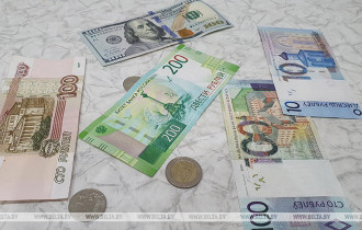 Фото: Евро и доллар подорожали, юань и российский рубль снизились на торгах 16 мая