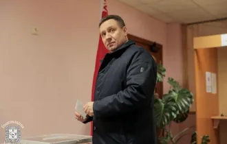 Фото: Помощник Президента – инспектор по Гомельской области Юрий Горлов проголосовал на избирательном участке № 97