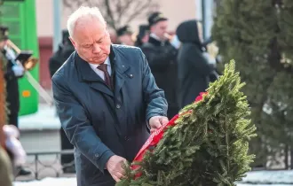 Фото: Гомельчане и гости возложили венки и цветы к мемориалу "Вечный огонь"