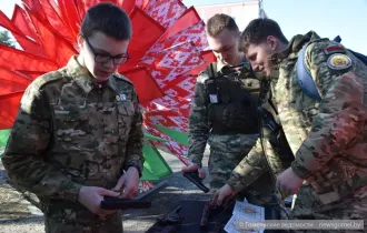 Фото: Пистолеты, автоматы, стрельба по мишеням, приёмы боевых искусств. Военно-патриотическому клубу «Лазурит» — два года