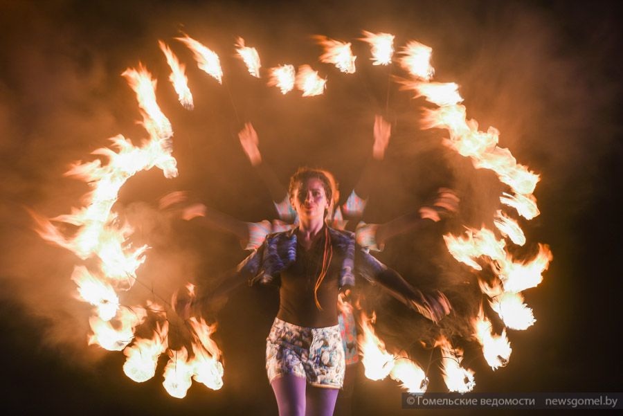 Фото: Несмотря на погоду: VIII-й международный фестиваль огня украсил День города