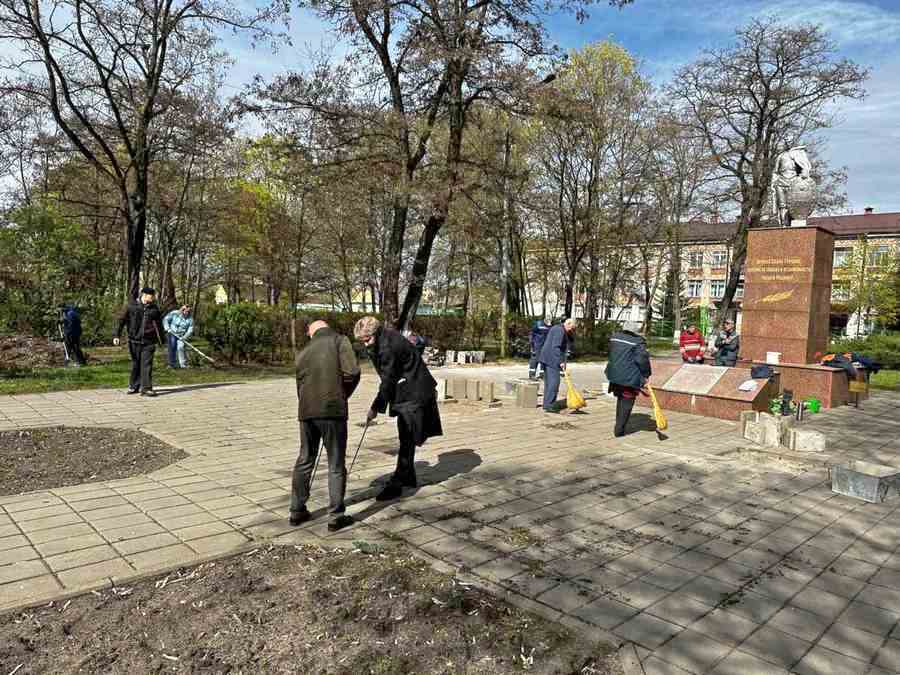 Фото: В Гомеле провели работу по благоустройству памятника в сквере возле СШ №33