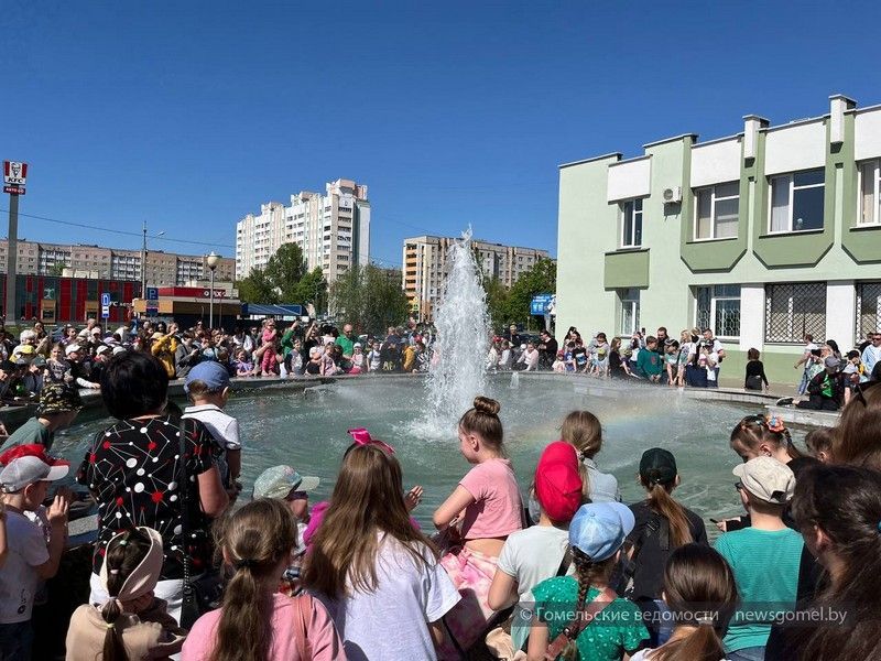 Фото: В Гомеле праздник Первомая открыл сезон фонтанов