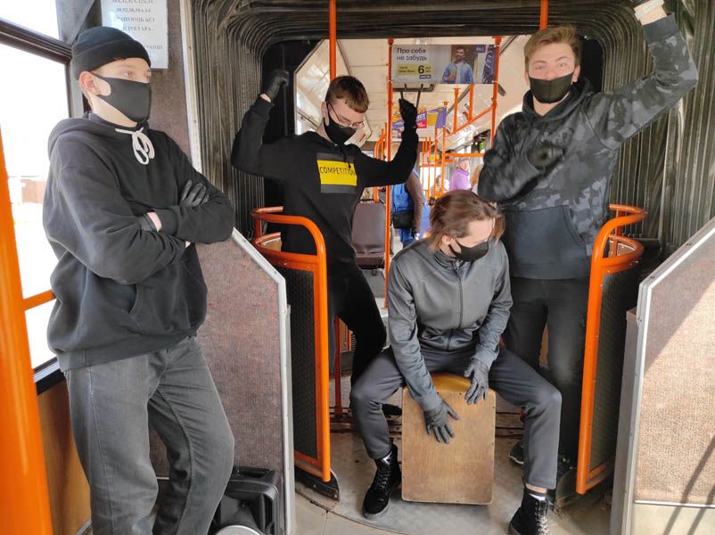 Фото: Ребята зачитали рэп про масочный режим в автобусе № 12