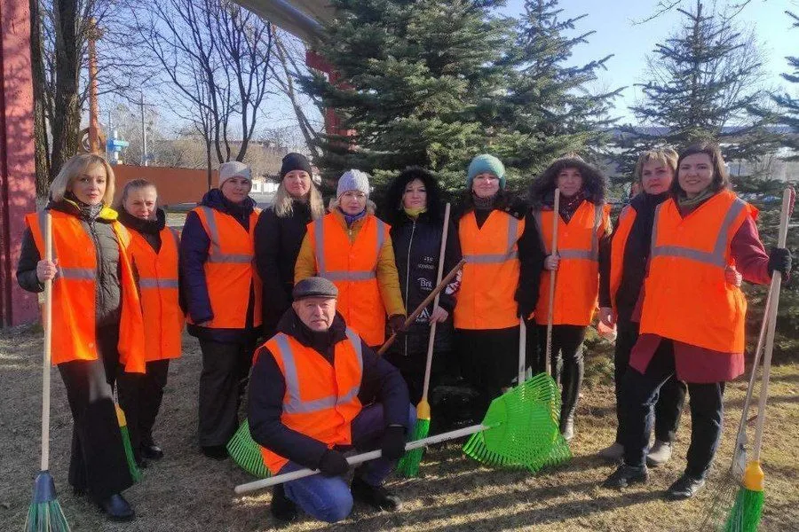 Фото: Работники ОАО «ГЗЛиН» традиционно принимают участие в акции «Чистый четверг»