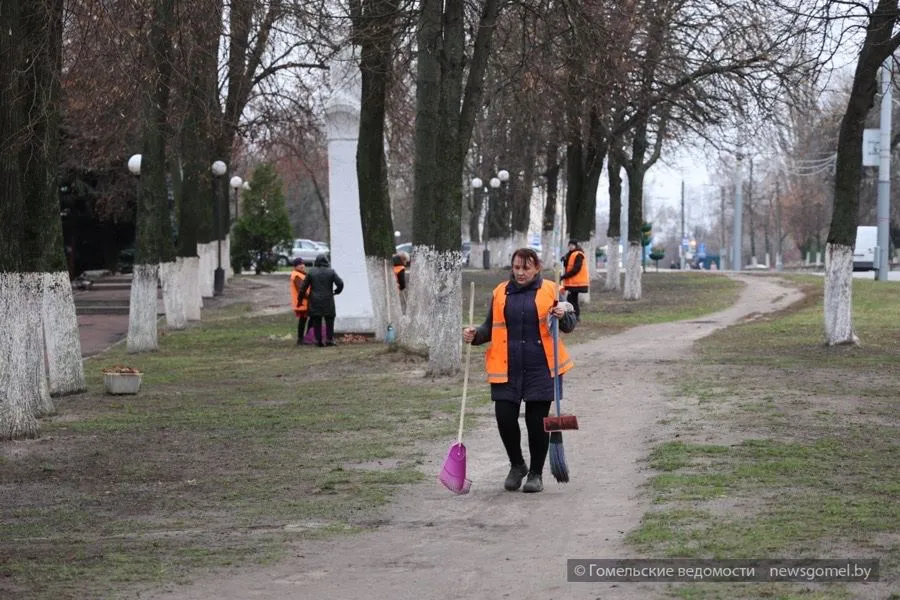 Фото: Работники "Электроаппаратуры" убирают листву, чтобы город был чистым