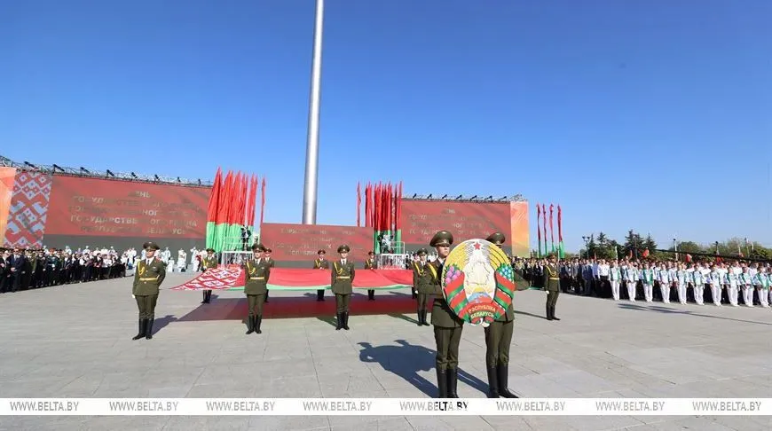Фото: Александр Лукашенко: судьба белорусского народа находит свое отражение в государственных флаге, гербе, гимне