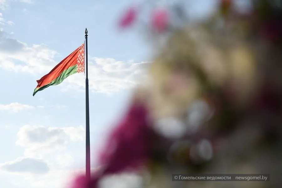 Фото: Руководство Гомеля поздравляет с Днём Государственного флага, Государственного герба и Государственного гимна Республики Беларусь
