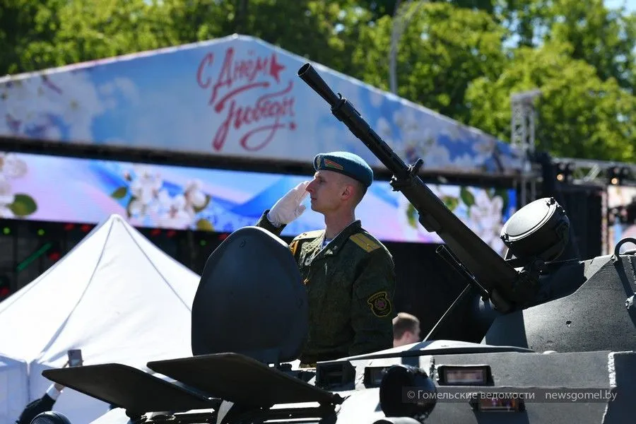 Фото: Парад военной техники прошёл по площади Ленина