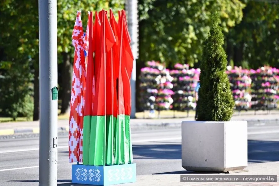 Фото: Заказ на пошив около двух тысяч флагов с белорусской символикой получили учащиеся колледжа дизайна и компьютерной графики
