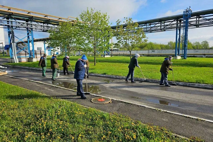 Фото: Территория станет ещё ухоженнее: работники ОАО «Гомельстекло» вышли на чистый четверг
