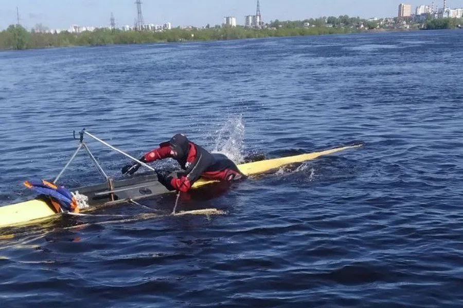 Фото: Спасатели ОСВОД помогли спортсменке выбраться из воды