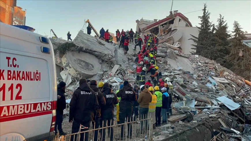 Фото: Число жертв землетрясений в Турции увеличилось до 12873