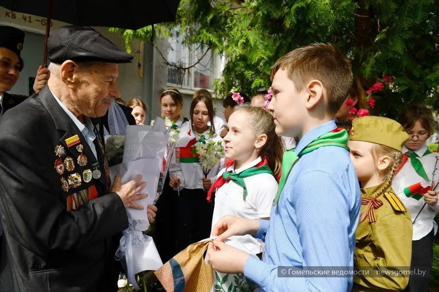 Фото: В Гомеле прошёл «Парад под окном» для ветерана Николая Касперовича   